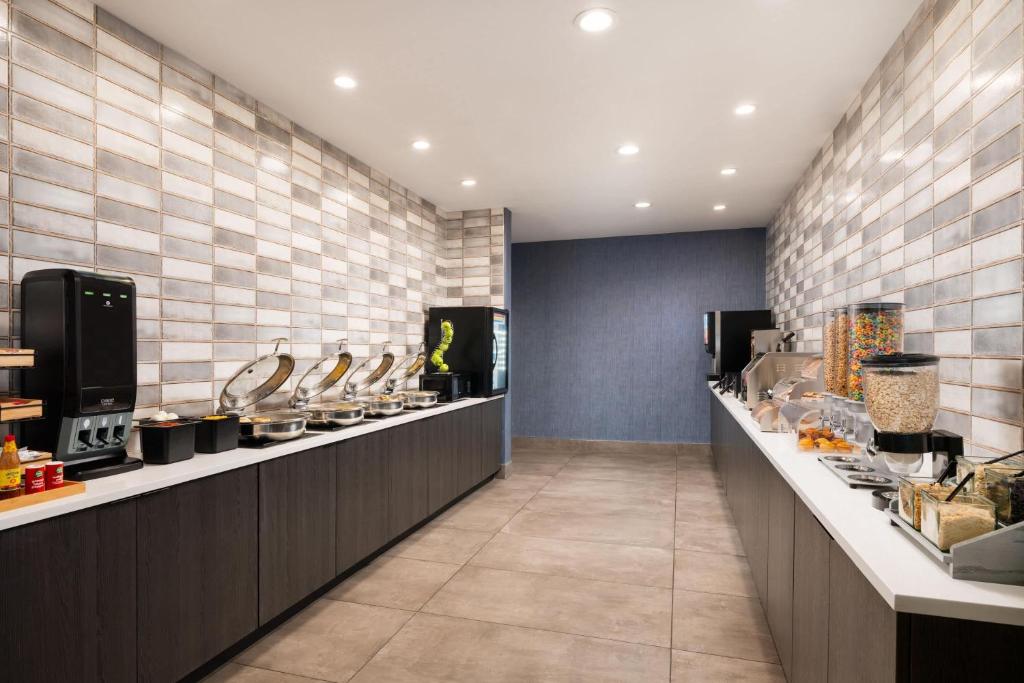 La Quinta Inn & Suites by Wyndham Chattanooga Downtown/South photo