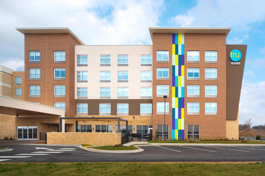 an exterior view of a hospital with a building at Tru By Hilton Spring Hill in Spring Hill