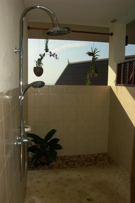 Koupelna v ubytování Baan KanTiang See Villas - SHA Extra Plus