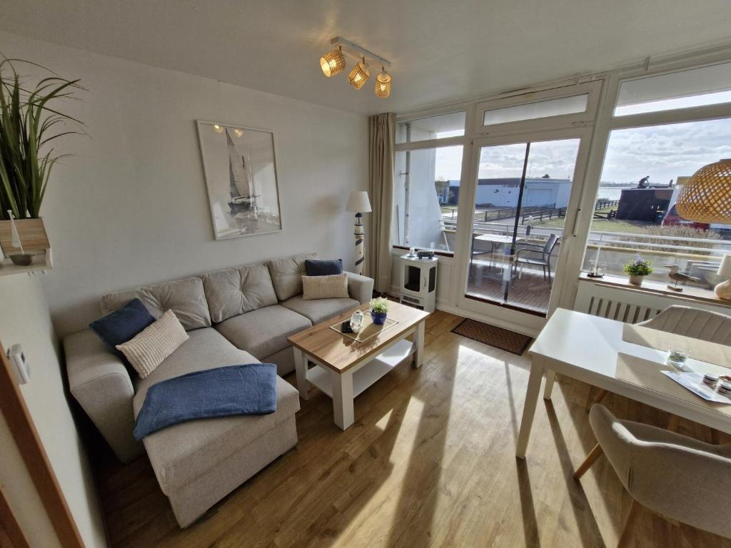a living room with a couch and a table at Die lütte Kajüte Südstrand in Fehmarn
