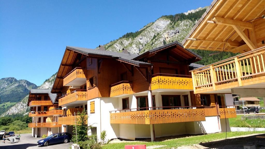 un bâtiment avec balcon et montagne en arrière-plan dans l'établissement Apartment La Chapelle d'Abondance, à La Chapelle-dʼAbondance