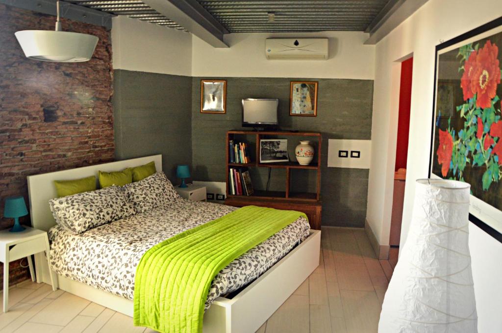 1 dormitorio con 1 cama con manta verde en Casa Del Vecchio Bastione, en Catania