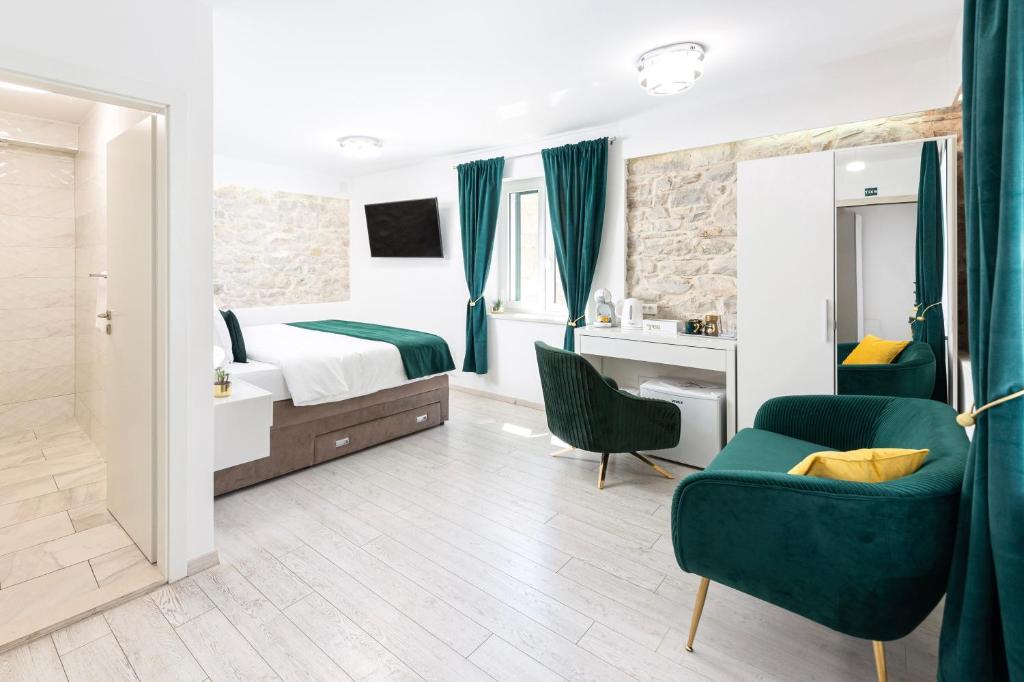 a bedroom with a bed and a desk and a chair at Lions Heritage Rooms in Split