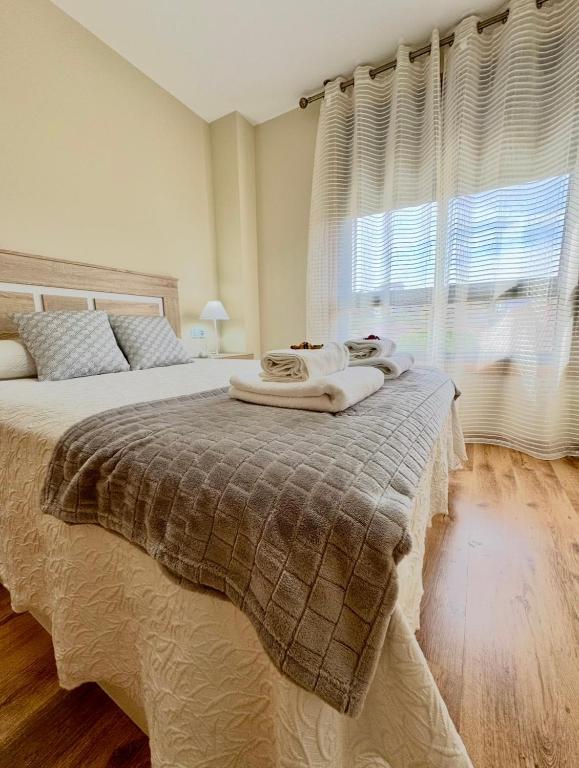 a bedroom with a bed with two towels on it at Rincon Talo Río in Arcade
