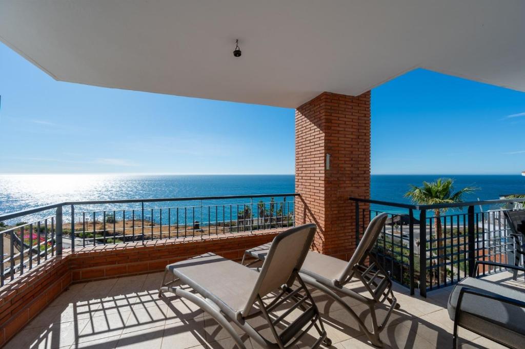 a balcony with chairs and a view of the ocean at Roya Vistamar in Torrox Costa