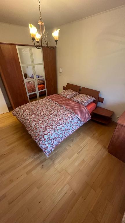 a bedroom with a bed in a room at Appartement proche aéroport in Blotzheim