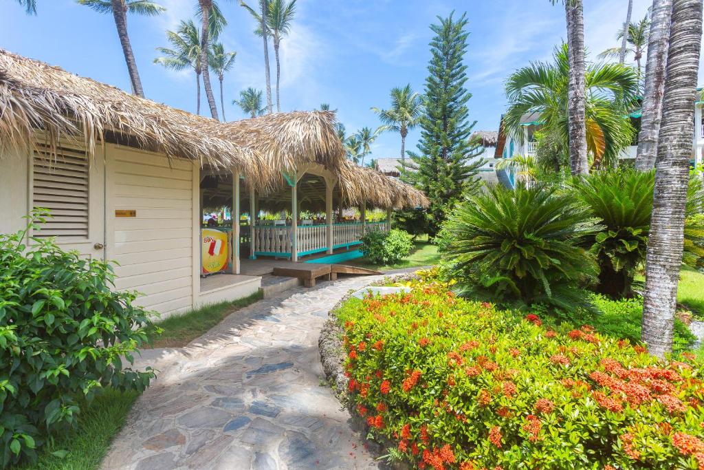 Un jardín fuera de Hotel Playa Colibri