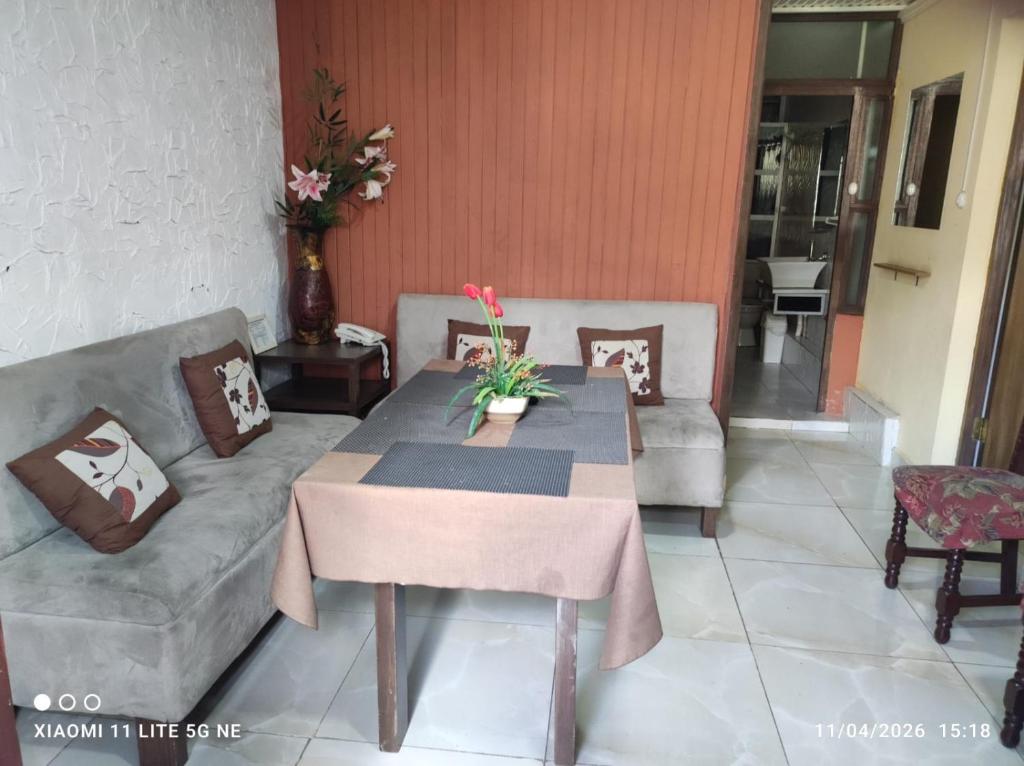 a living room with a couch and a table at Anexo Golden in Cochabamba