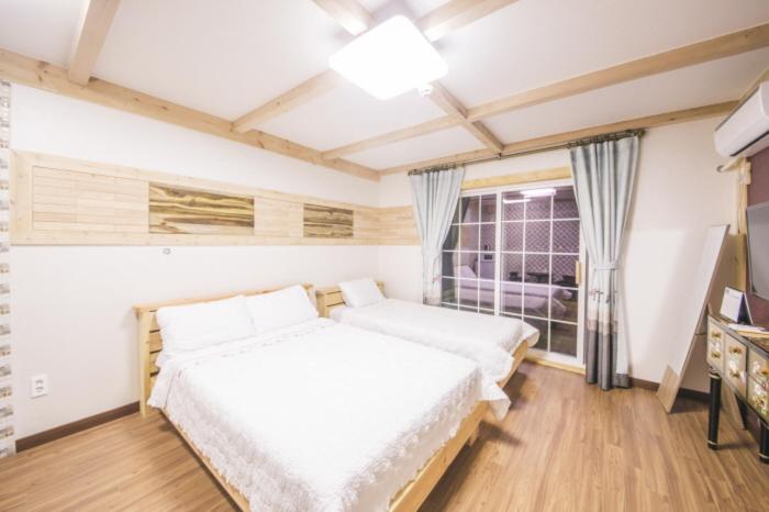 Postel nebo postele na pokoji v ubytování Red Windmill Pension
