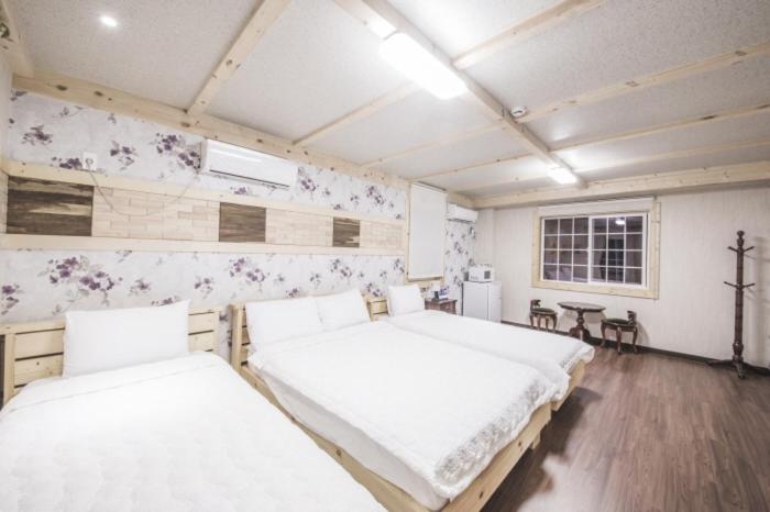 Postel nebo postele na pokoji v ubytování Red Windmill Pension