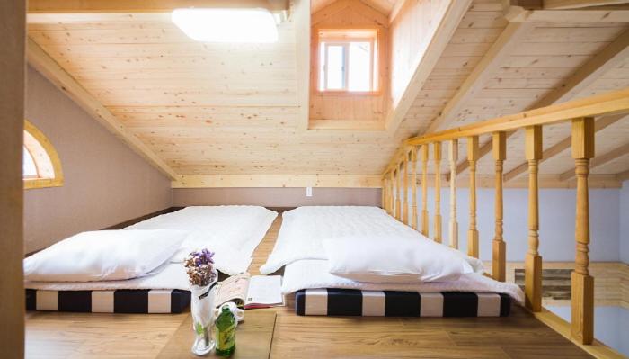 Postel nebo postele na pokoji v ubytování Red Windmill Pension