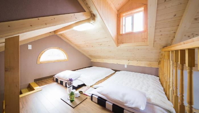 Postel nebo postele na pokoji v ubytování Red Windmill Pension