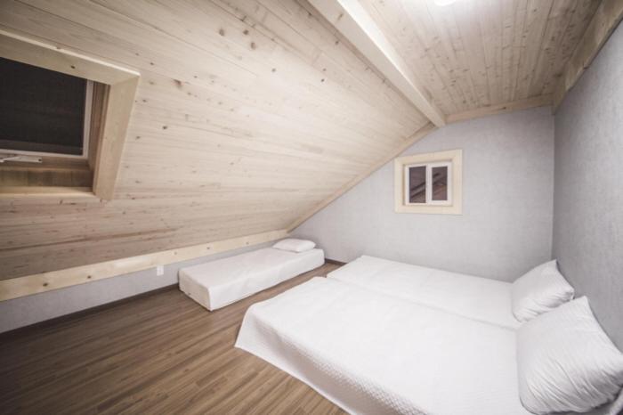Postel nebo postele na pokoji v ubytování Red Windmill Pension