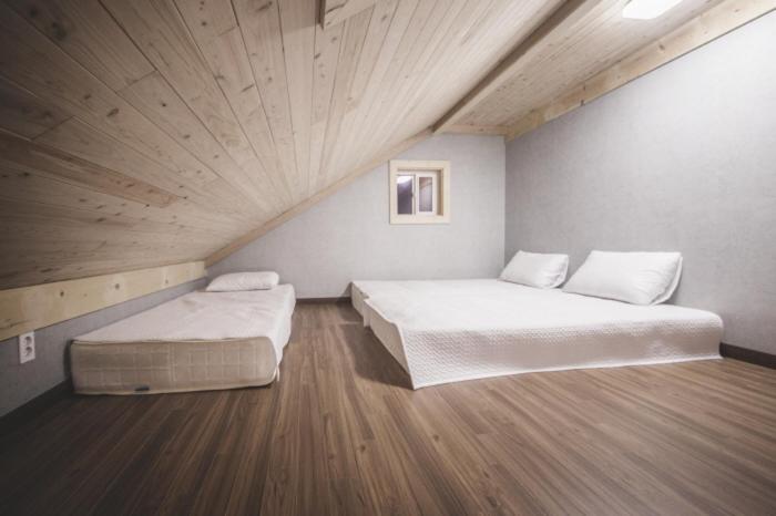Postel nebo postele na pokoji v ubytování Red Windmill Pension