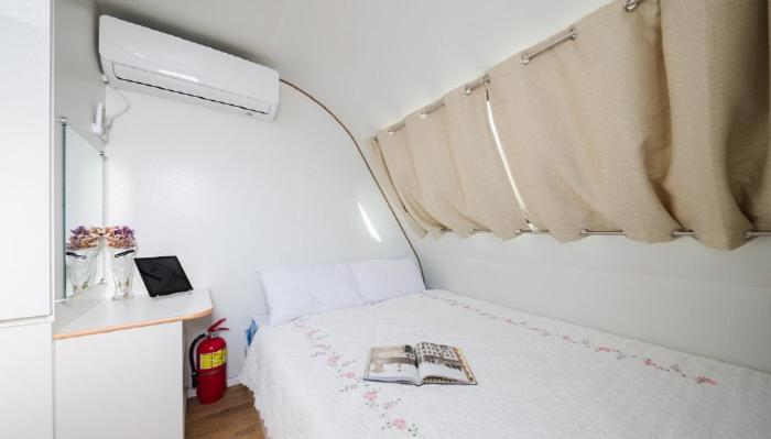 Postel nebo postele na pokoji v ubytování Red Windmill Pension
