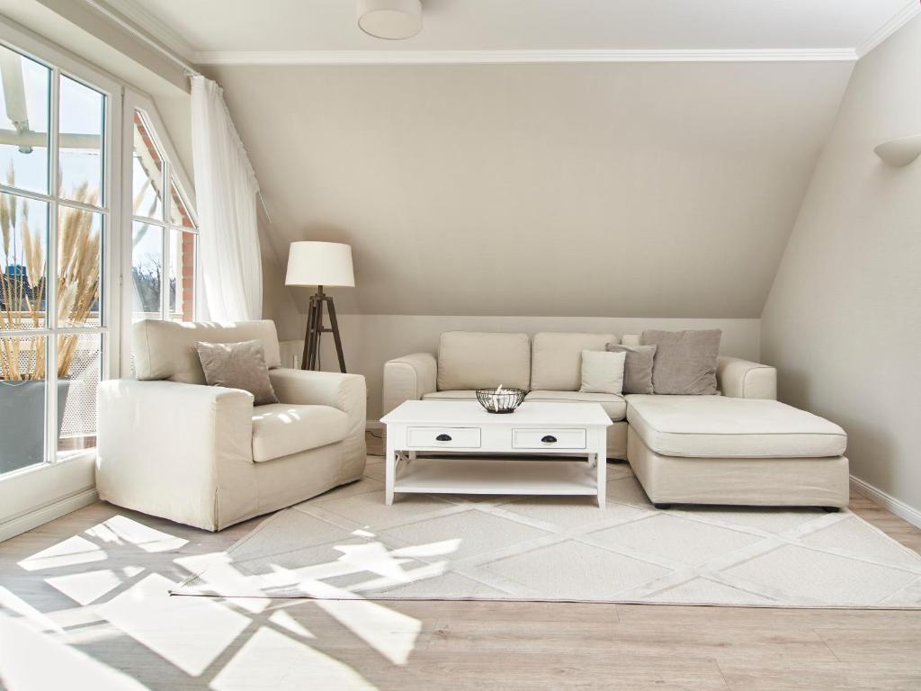 a living room with a couch and a coffee table at Techts Strandhaus in Timmendorfer Strand