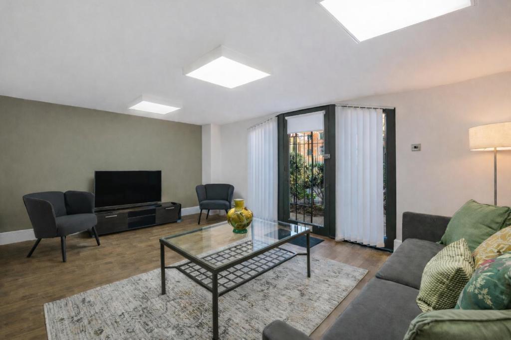 a living room with a couch and a tv at Ward St Residence - Parking - Lpool City Centre in Liverpool