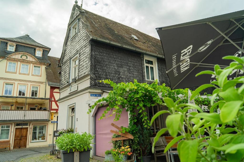 ein Haus mit einer rosa Garage in einer Stadt in der Unterkunft Kaubmitte in Kaub