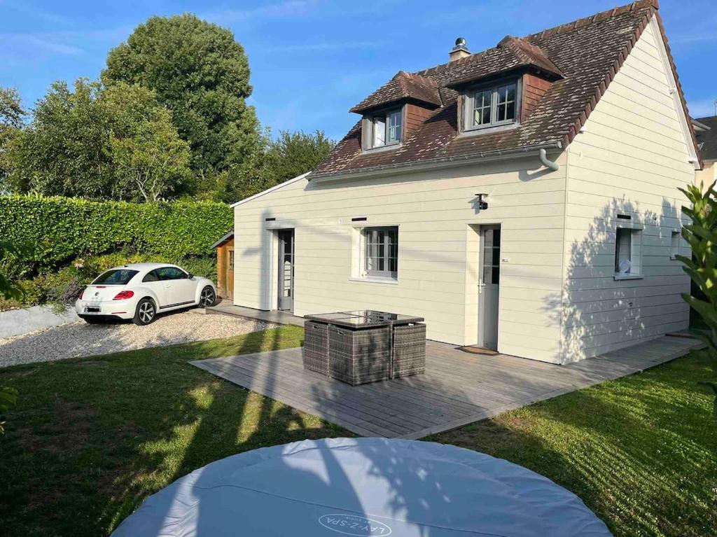 a white car parked in front of a house at Maison avec jardin proche de la plage in Dieppe