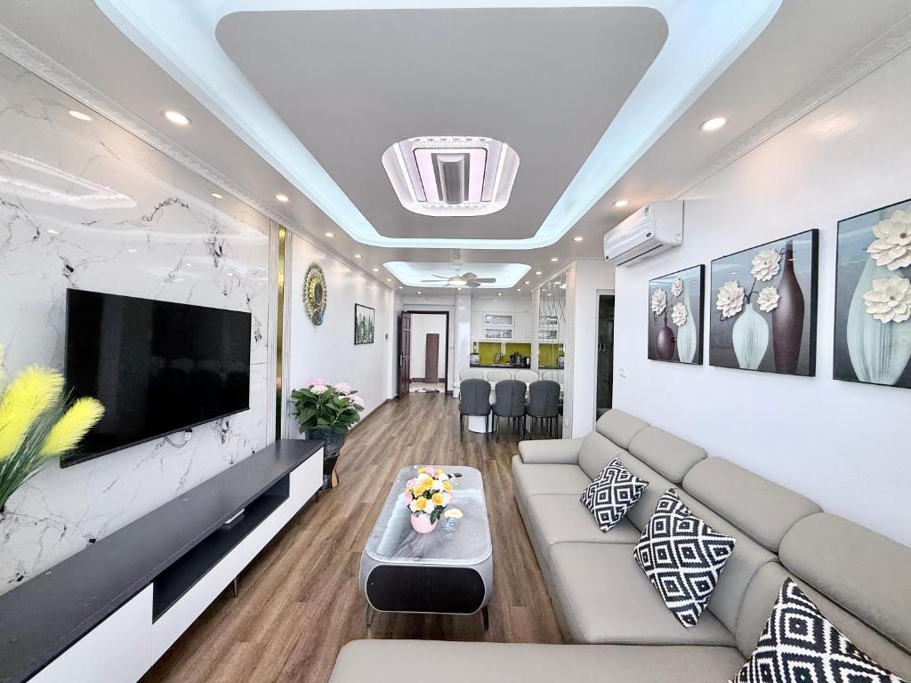 a living room with a couch and a tv at Homestay Newlife Tower Vipp in Ha Long