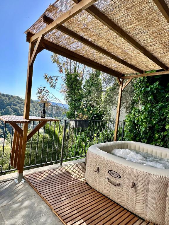 Studio romantique avec jacuzzi privé - aperçu mer - terrasse - parking gratuit