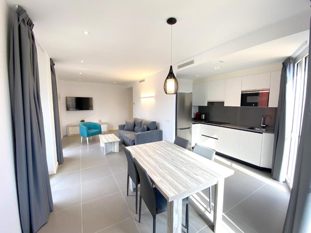 a kitchen and living room with a table and chairs at can Calo 3B in Castelló d'Empúries