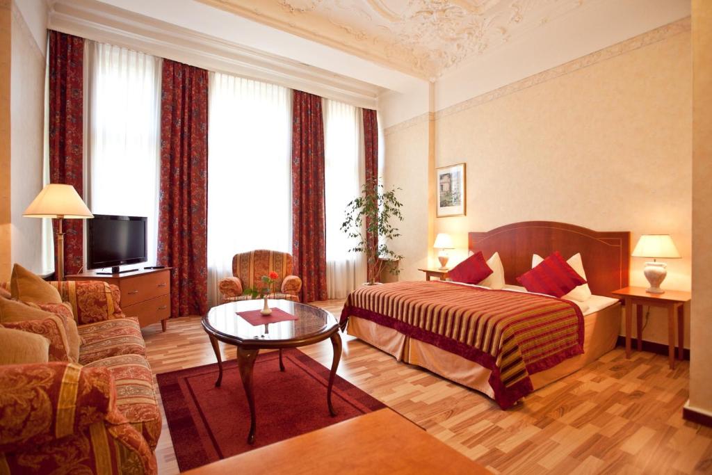 ein Hotelzimmer mit einem Bett und einem Tisch in der Unterkunft Safestay Berlin Kurfurstendamm in Berlin