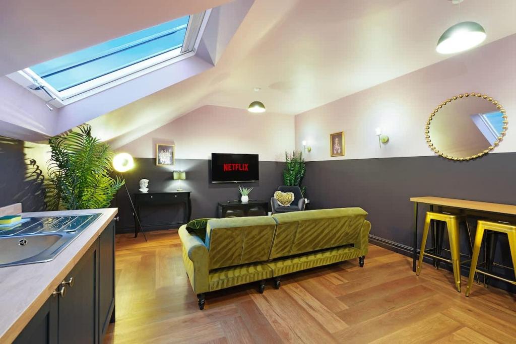 a living room with a green couch and a table at Chic Retreat with King Bed in Barnard Castle in Barnard Castle