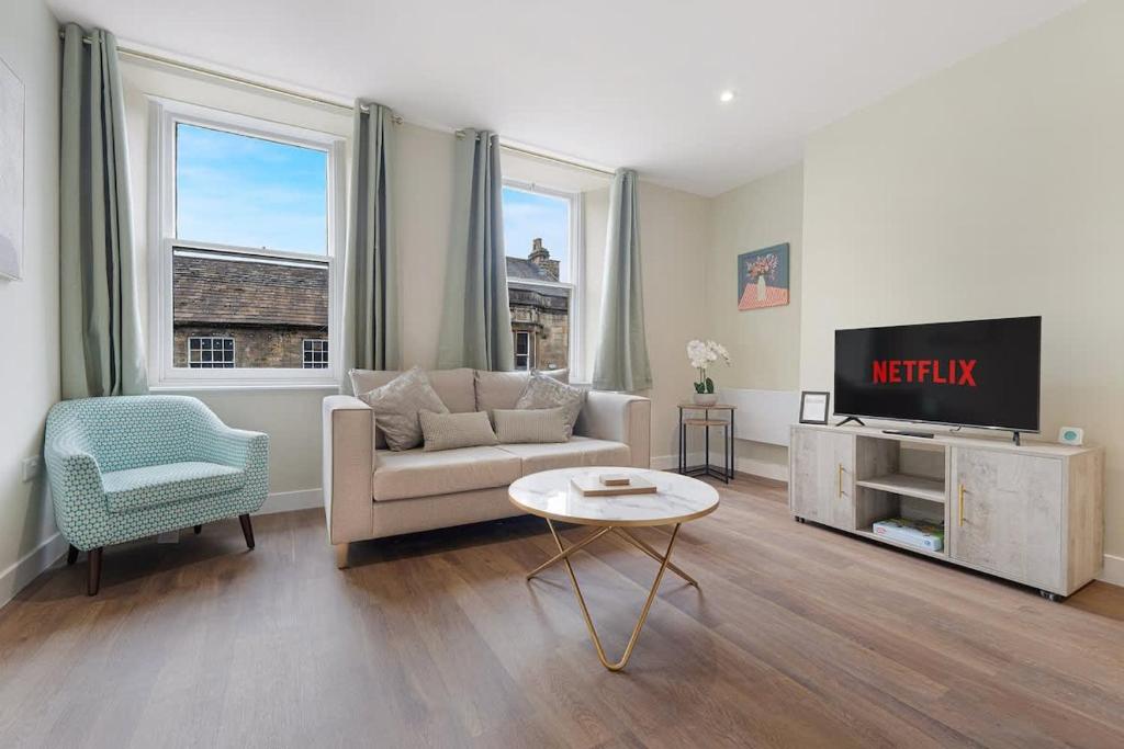 a living room with a couch and a tv at Flat1 1BR in Horsemarket in Barnard Castle