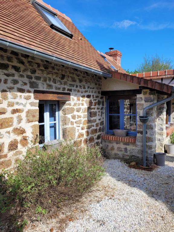 a stone house with a window on the side of it at Domaine Bel Air 855 - Gîte Belle in Saint-Denis-de-Villenette