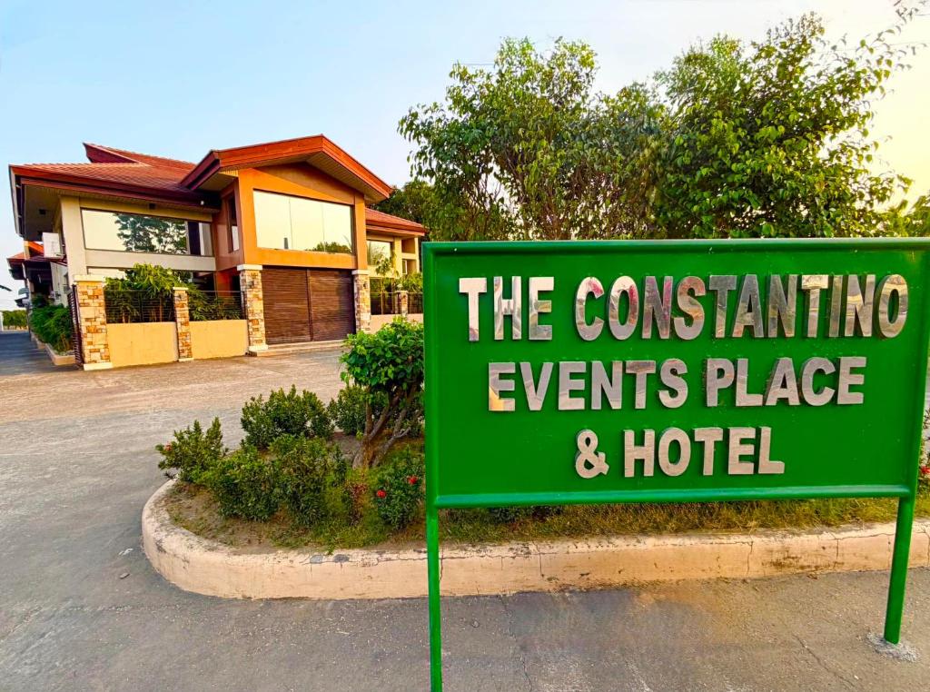 ein grünes Schild mit der Aufschrift „Veranstaltungsort und Hotel“. in der Unterkunft The Constantino in Aurora