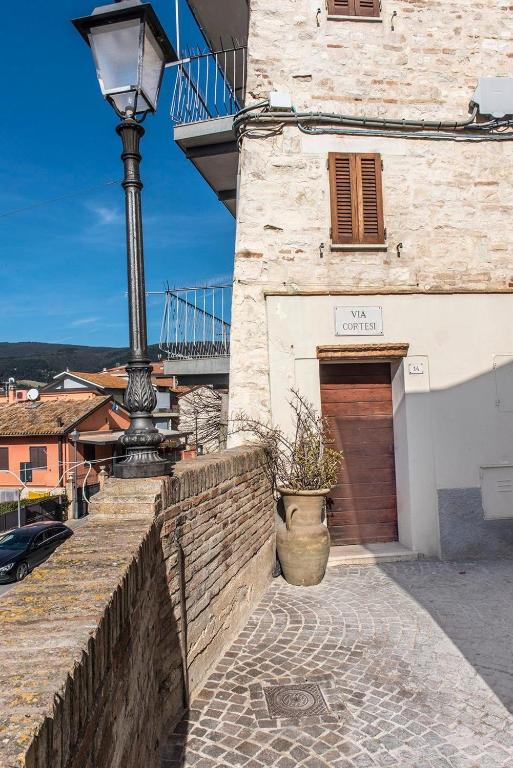 a street light next to a building with a garage at Casa Cortese Sirolo in Sirolo