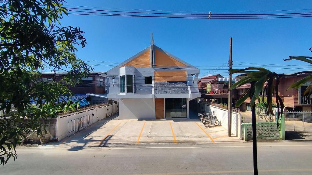 a building with a cross on top of a street at บ้านฮา พอชเทล Baan Ha Poshtel in Nan