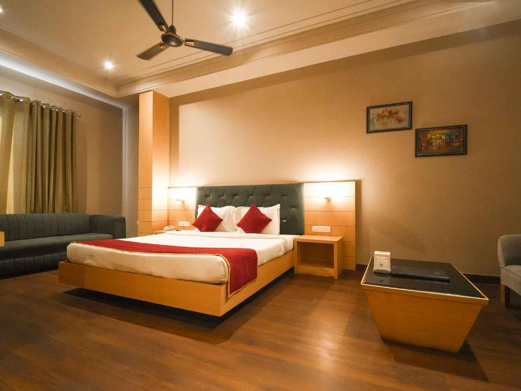 a hotel room with a bed and a couch at Lemonade Hotel Alwar in Alwar