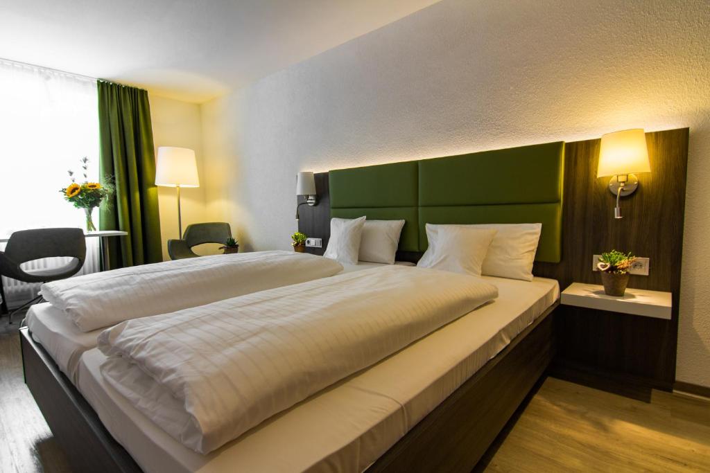 Postel nebo postele na pokoji v ubytování Insel-Hotel-Lindau