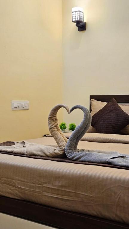 a pair of snakes forming a heart on a bed at Grace place in Vagamon