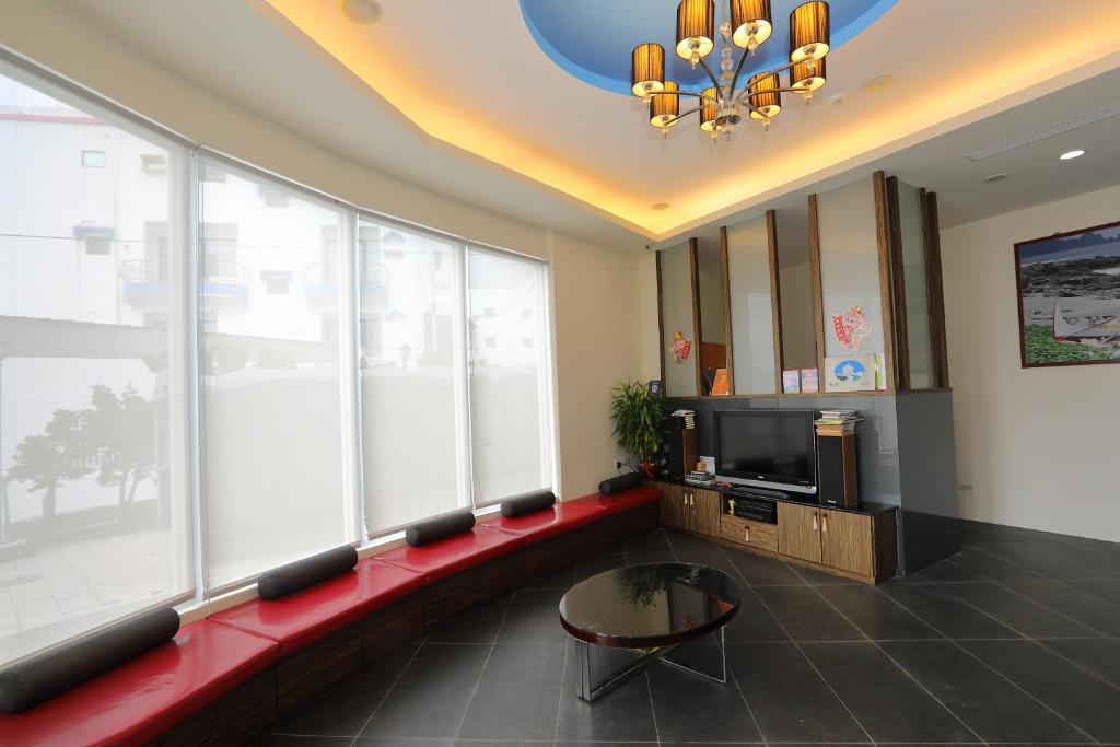 a living room with a tv and a large window at Hang Hai B&amp;B in Eluan