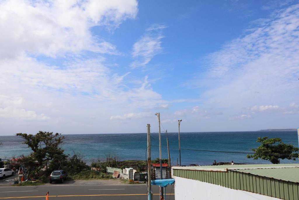 a view of the ocean from a parking lot at Hang Hai B&amp;B in Eluan