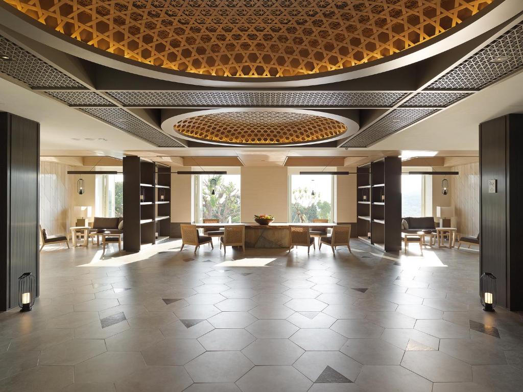 墾丁的住宿－華泰瑞苑墾丁賓館，大堂设有桌椅和天花板。