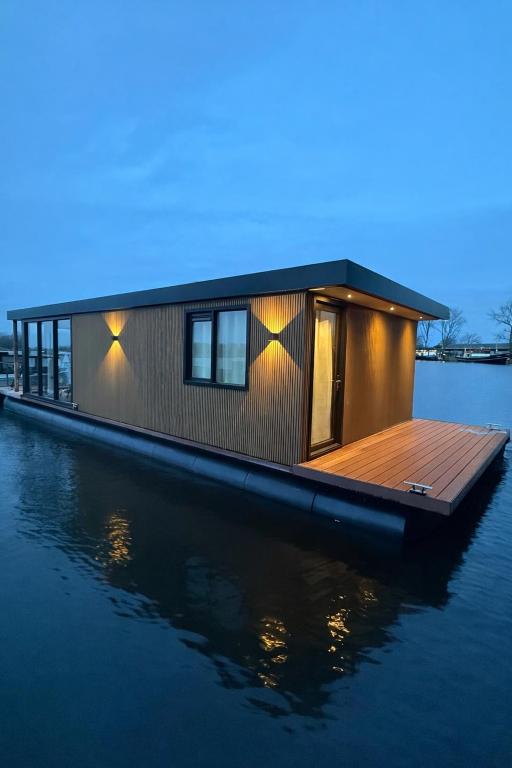 Enjoy life on the water! 3 bed-rooms, Loosdrecht (updated prices 2026)