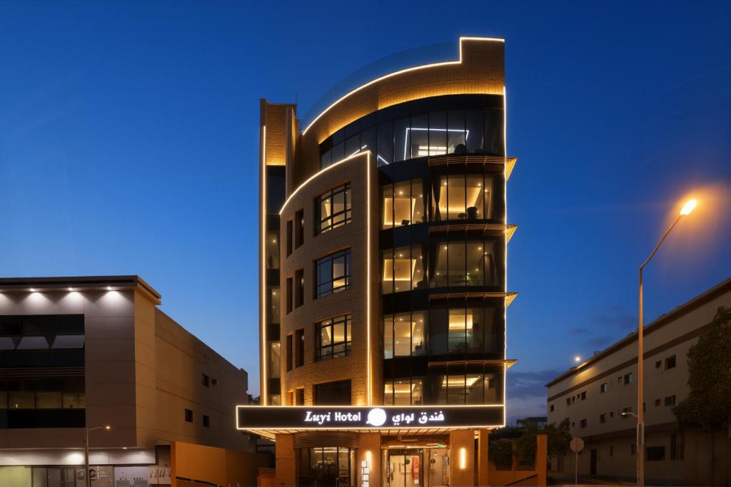 un edificio alto con un'insegna davanti di HUAZHU LUYI Service Apartment 华住庐艺 a Riyad