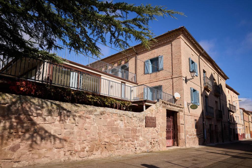 a brick building with a balcony on top of a wall at Casa Rural Las Bengoas in Alesanco