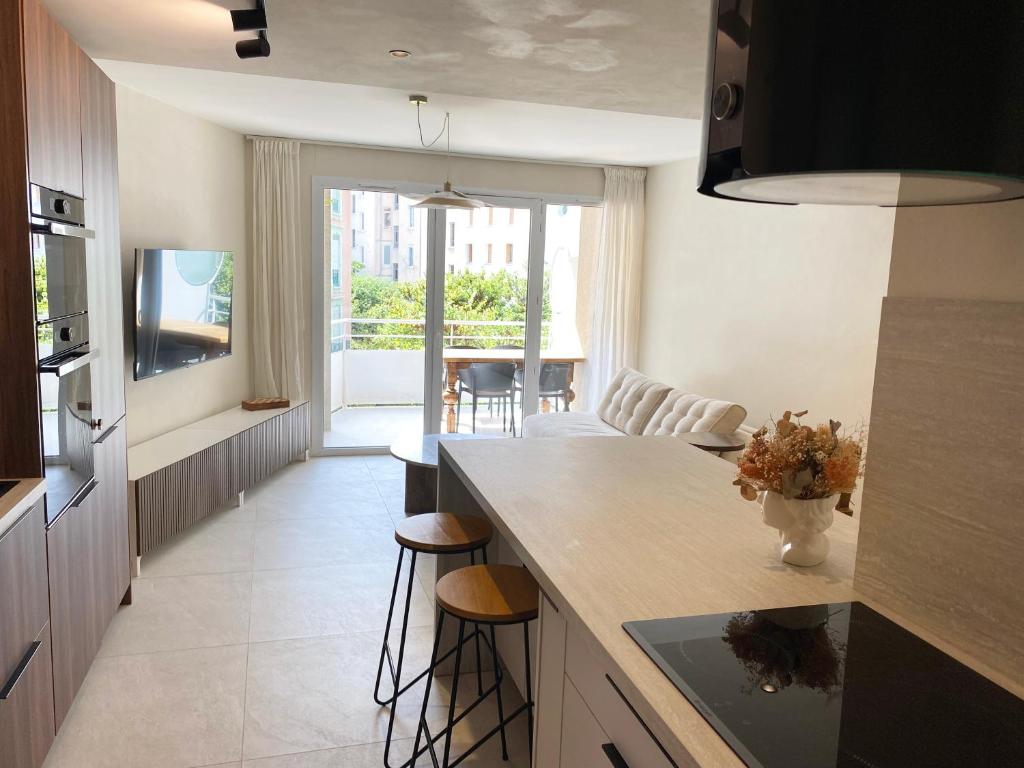 a kitchen with a counter and stools in a room at Le petit Berriat - Grenoble centre in Grenoble