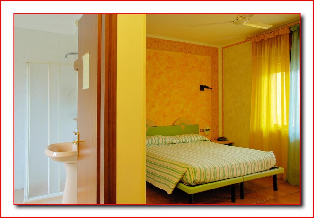 A bed or beds in a room at Hotel Ristorante Fratelli Zenari
