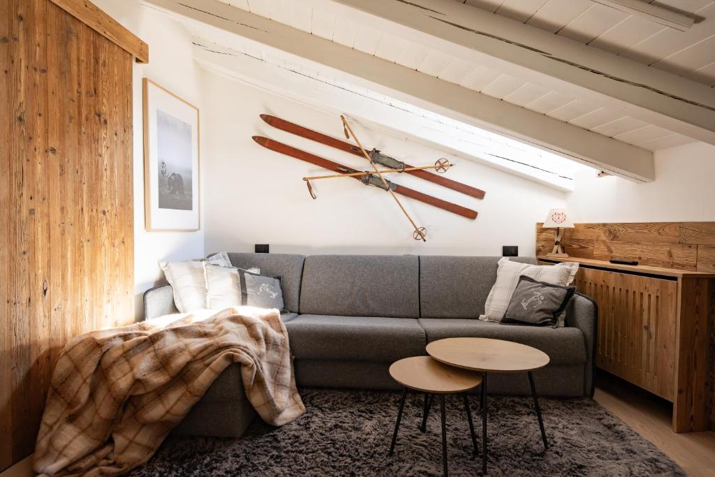 a living room with a couch and a table at Casa Orso Elio - Si Mezzana Home in Mezzana