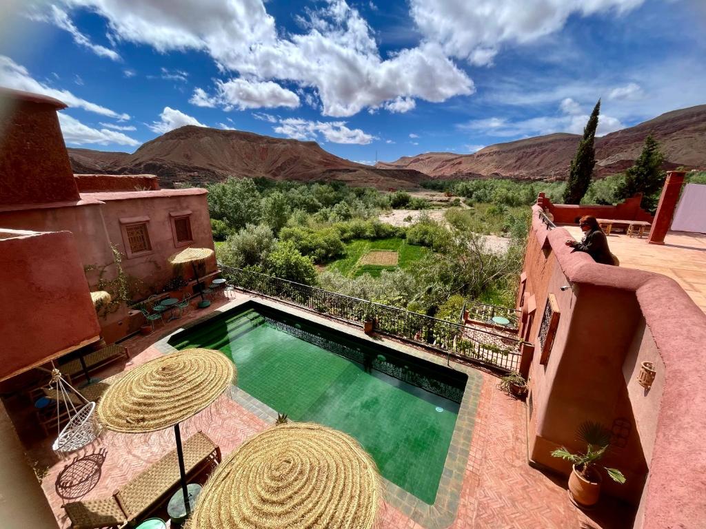 a swimming pool on a house with a view of the desert at Maison d'hôtes de charme Kasbah de Mimi Gorges du Dades in Aït Yous