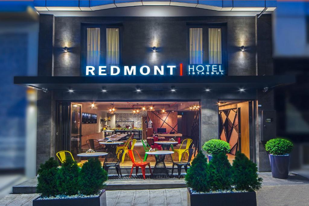 een restaurant met tafels en stoelen ervoor bij Redmont Hotel Nisantasi in Istanbul