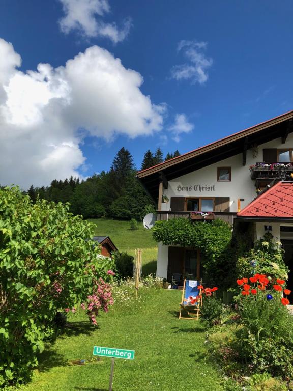 a building with a sign that reads supreme garden at Haus Christl Reit im Winkl, Kostenloser Parkplatz, Spülmaschine, 5 Minuten zum Ortszentrum, ruhige Lage, Wlan in Reit im Winkl