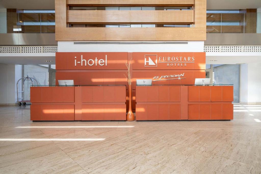un'esposizione in un edificio con un negozio Hudel di Eurostars i-hotel Madrid a Pozuelo de Alarcón