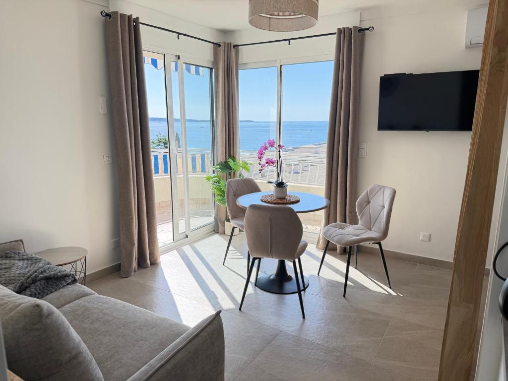 BEAU STUDIO 4 couchages vue mer Cannes